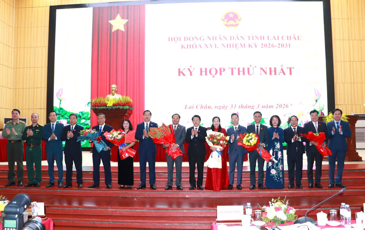 Ban Thường vụ Tỉnh ủy tặng hoa chúc mừng tập thể Thường trực HĐND tỉnh. Ảnh: Cổng TTĐT tỉnh Lai Châu.