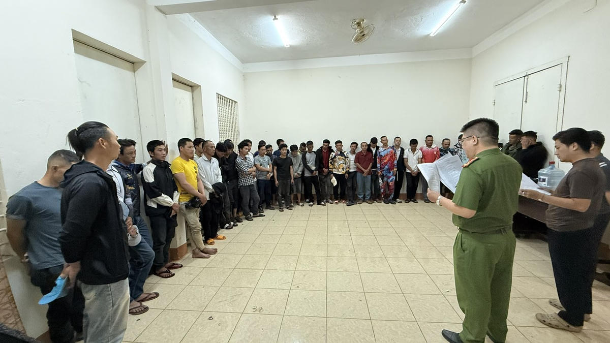 Các đối tượng được Cơ quan điều tra đưa về trụ sở làm việc.