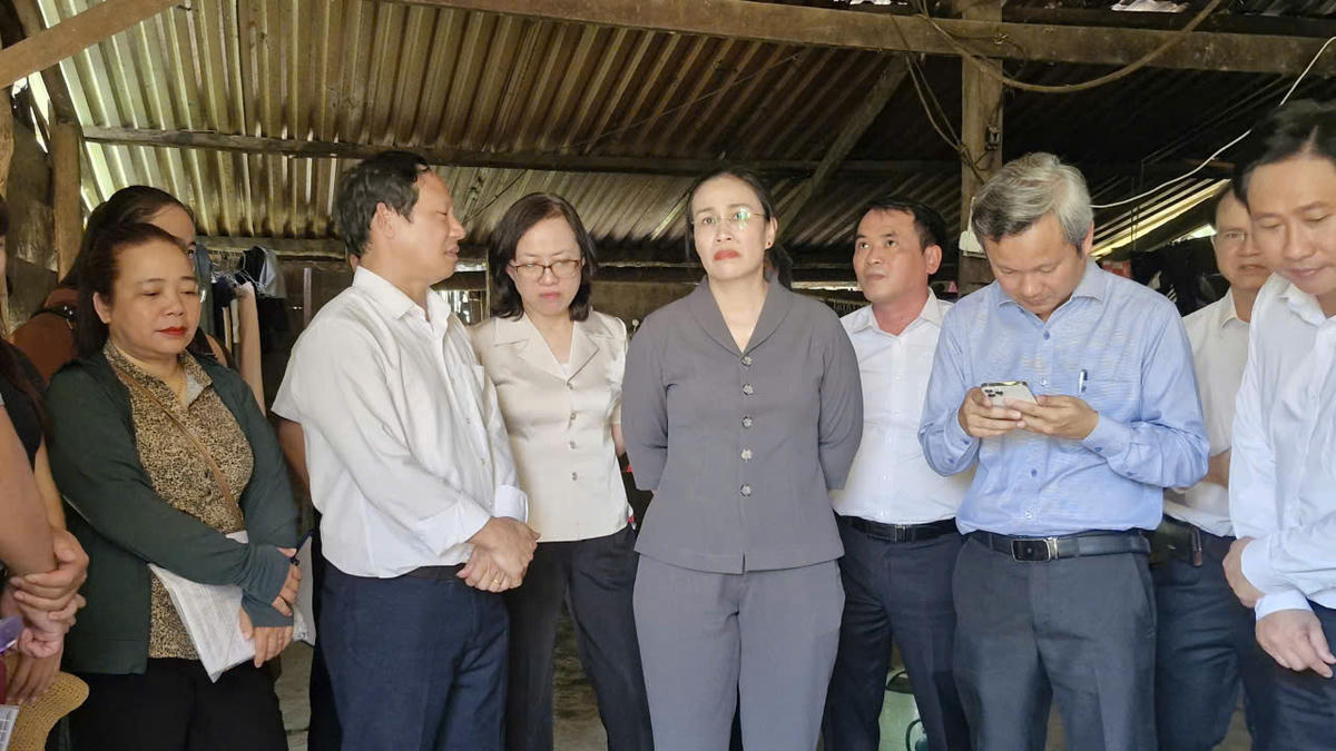 Phó Chủ tịch UBND TP Đà Nẵng Nguyễn Thị Anh Thi đã đi kiểm tra công tác phòng, chống ngộ độc thực phẩm tại xã Phước Năng. Ảnh: N.T.