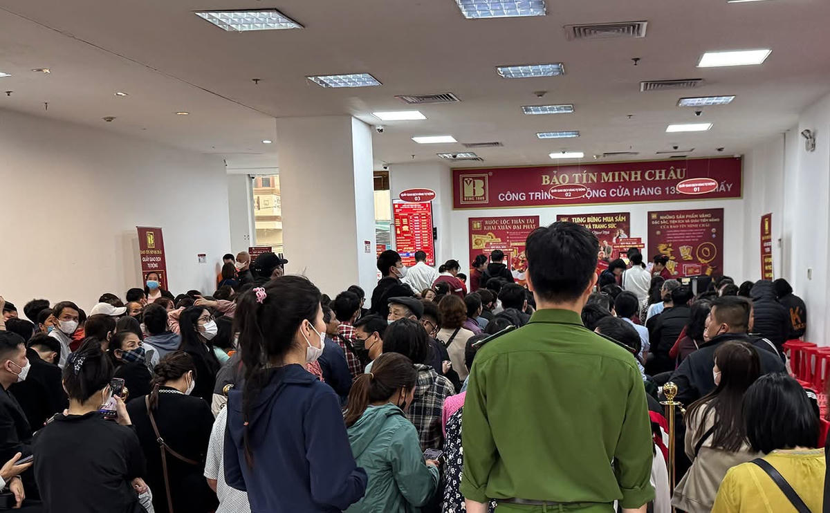 Người dân đổ xô mua vàng những ngày qua