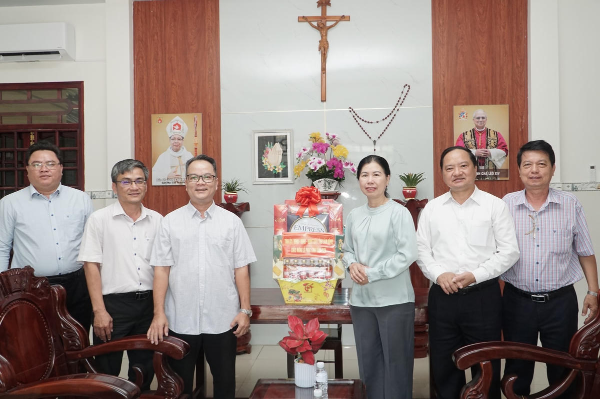 Bà Phan Thị Thanh Mai, Phó Trưởng ban Tuyên giáo và Dân vận Tỉnh ủy Lâm Đồng cùng Đoàn công tác đến thăm, chúc mừng và tặng quà tại Giáo xứ Vinh An. 