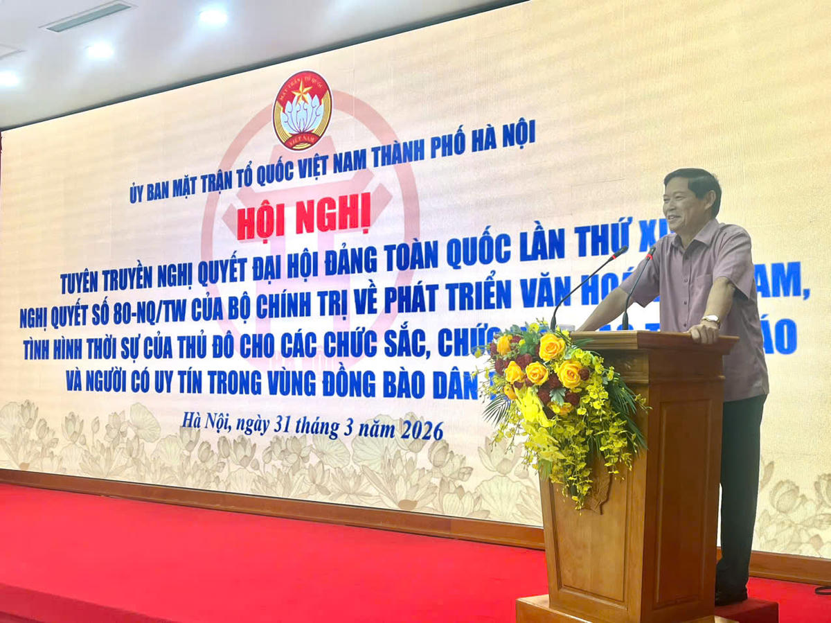 Ông Phạm Thanh Học, nguyên Phó trưởng ban Thường trực Ban Tuyên giáo và Dân vận Thành ủy Hà Nội truyền đạt nội dung Nghị quyết tại hội nghị. Ảnh: PV