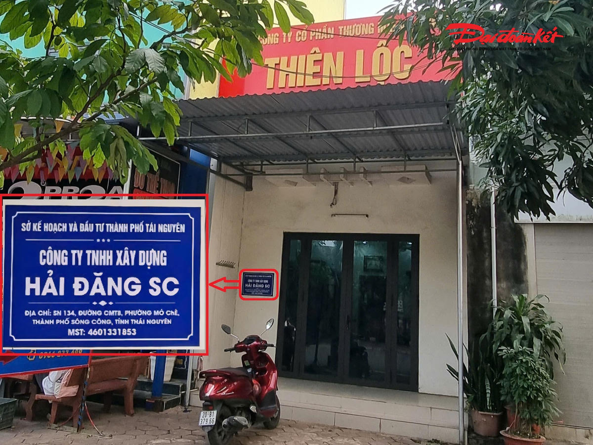 Trụ sở của Công ty Thiên Lộc tại số&nbsp;449, đường Cách mạng Tháng 8, phường Bách Quang, tỉnh Thái Nguyên gắn thêm biển tên doanh nghiệp viết sai tên và sai chính tả cơ quan cấp phép. Ảnh: Nguyễn Toán.