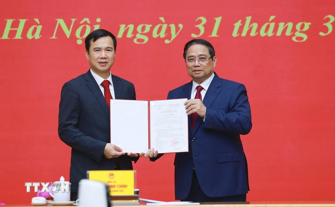 Thủ tướng Phạm Minh Chính trao Quyết định điều động, bổ nhiệm ông Bùi Thế Duy - Ủy viên dự khuyết Ban Chấp hành Trung ương Đảng, Phó chủ tịch Viện hàn lâm Khoa học và Công nghệ Việt Nam - giữ chức Giám đốc Đại học Quốc gia Hà Nội. (Ảnh: Dương Giang/TTXVN)