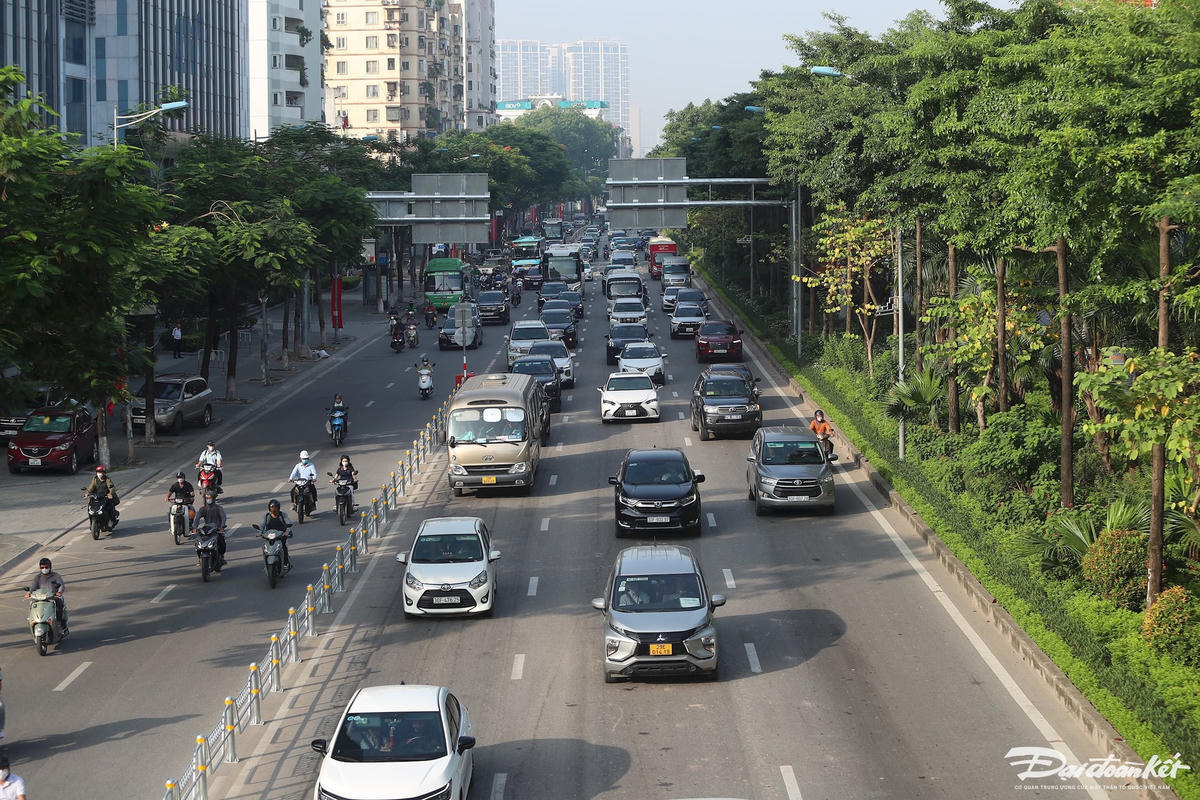 Hệ thống camera được lắp đặt trên đường Võ Chí Công và Phạm Văn Đồng giúp phát hiện, ghi nhận hàng triệu lượt xe máy đi sai làn.