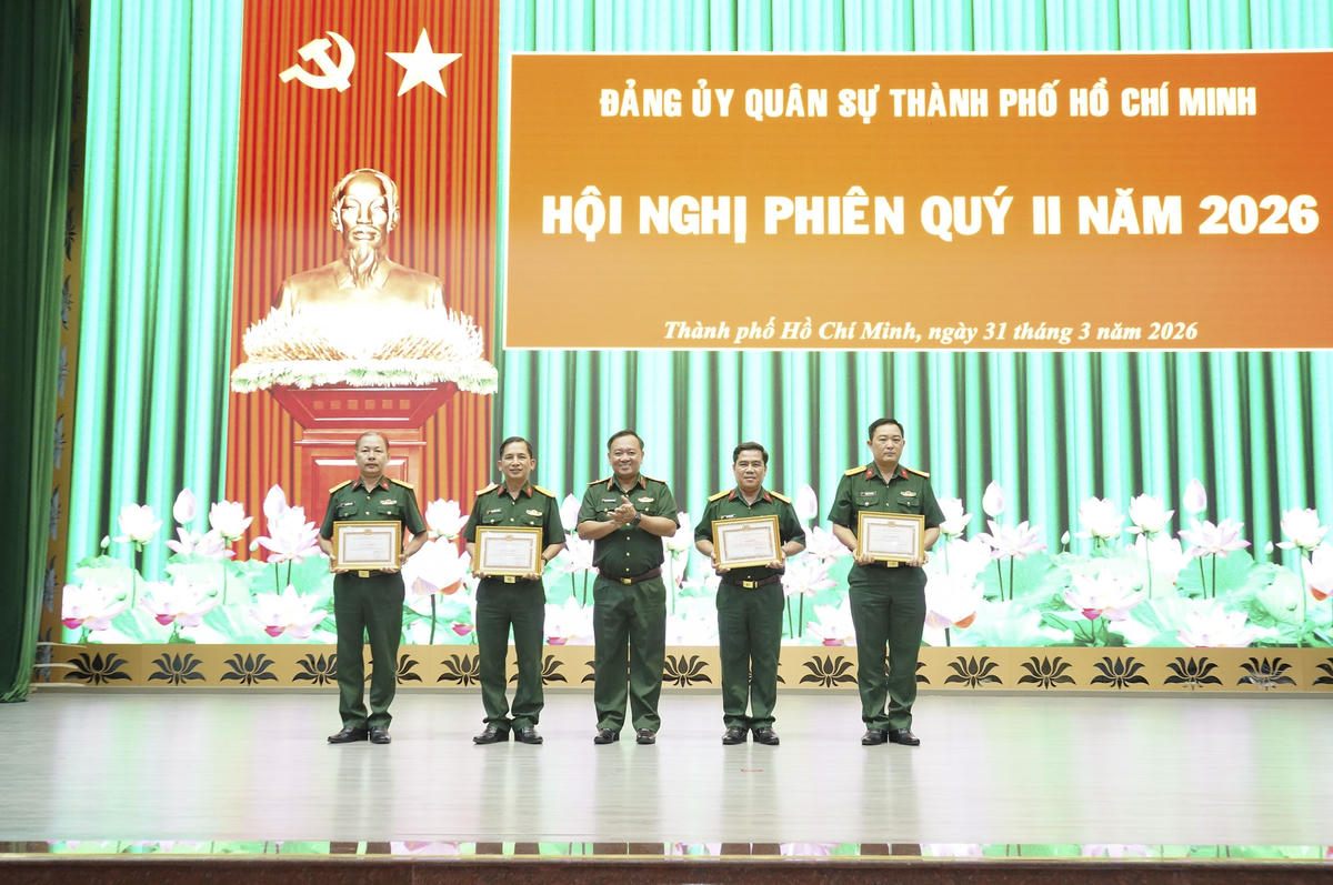 Trao tặng Giấy khen cho 4 tập thể Đảng bộ cơ sở đạt tiêu chuẩn “Hoàn thành xuất sắc nhiệm vụ”. Ảnh: Nguyên Phú.