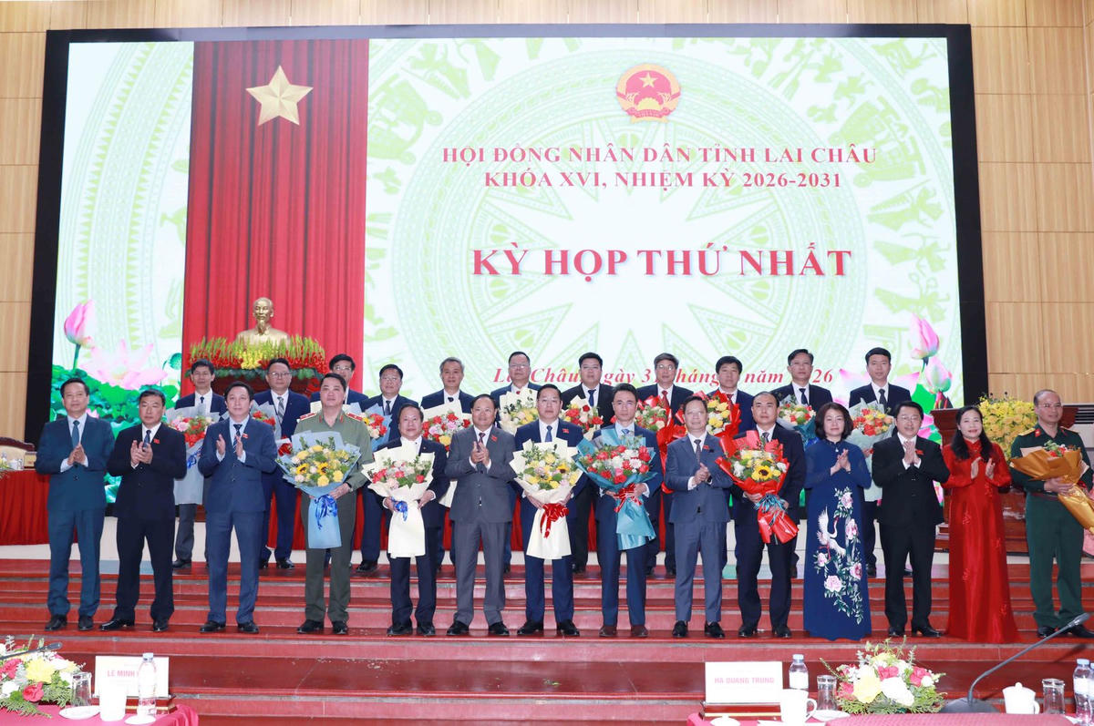 Thường trực Tỉnh ủy, Ban Thường vụ Tỉnh ủy tặng hoa chúc mừng tập thể UBND tỉnh khóa XVI, nhiệm kỳ 2026-2031.
