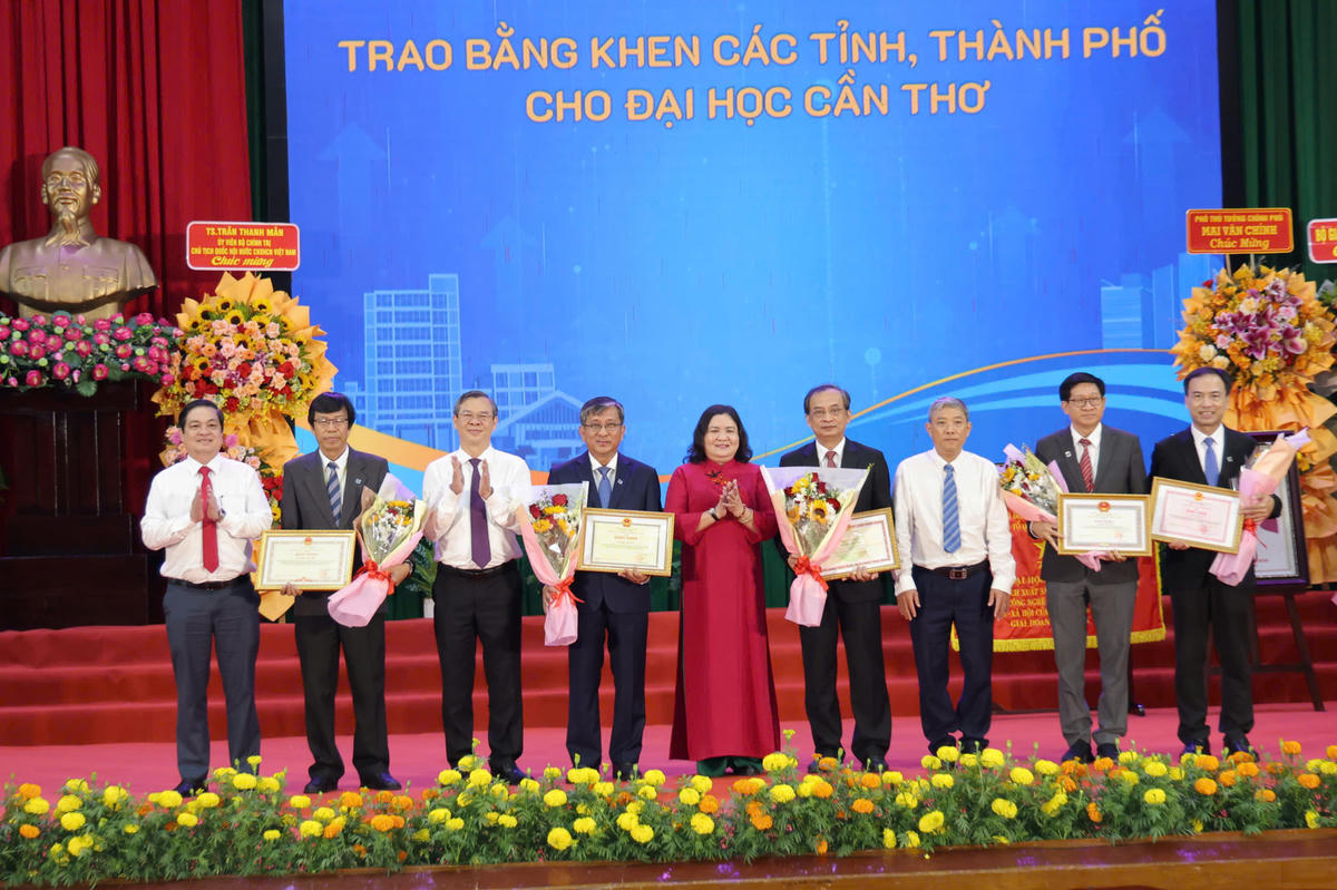Đại diện lãnh đạo các tỉnh, thành tại ĐBSCL tặng Bằng khen cho Đại học Cần Thơ vì thành tích đóng góp của nhà trường trong thời gian qua. Ảnh Phạm Trung