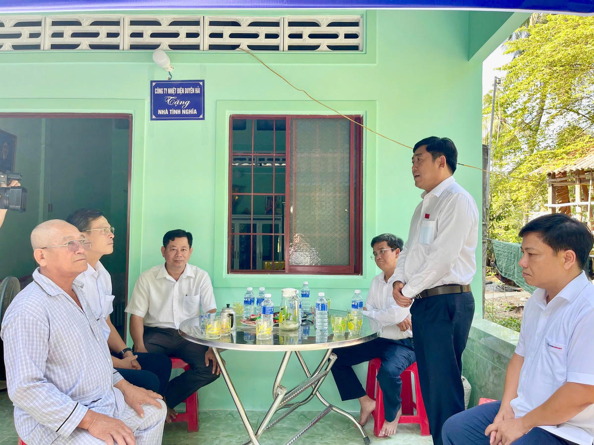 Ông Dương Văn Triệu – Tỉnh ủy viên, Bí thư Đảng ủy phường Duyên Hải phát biểu tại lễ bàn giao nhà tình nghĩa cho các hộ gia đình có hoàn cảnh khó khăn tại xã Trà Cú, tỉnh Vĩnh Long.