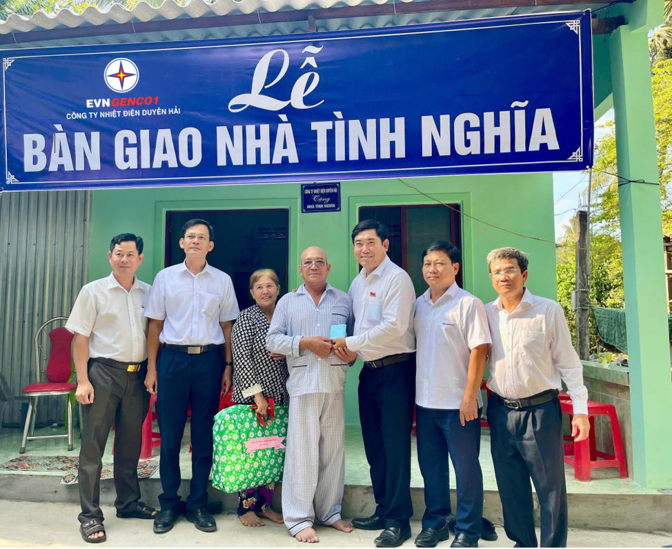 Đại diện chính quyền địa phương và Công ty Nhiệt điện Duyên Hải trao nhà tình nghĩa cho hộ ông Mai Kim Hoàng (ấp Giồng Tranh, xã Trà Cú, tỉnh Vĩnh Long).