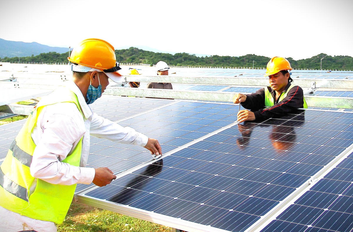 Thủ tướng chỉ thị tăng cường tiết kiệm điện và phát triển điện mặt trời mái nhà
