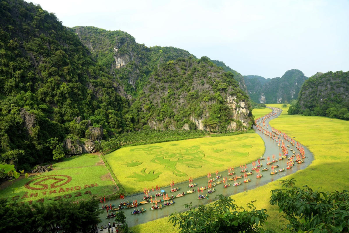 Quần thể danh thắng Tràng An (Ninh Bình) thu hút du khách. Ảnh: Đình Minh.