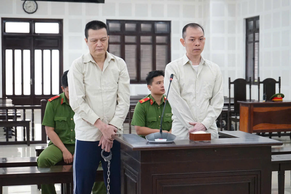 Bị cáo Lê Anh Văn và bị cáo Võ Đăng Khoa tại TAND TP Đà Nẵng. Ảnh: Tấn Thành.