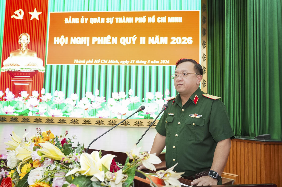 Thiếu tướng Nguyễn Thành Trung, Thành uỷ viên, Phó Bí thư Thường trực Đảng uỷ Quân sự Thành phố, Chính uỷ Bộ Tư lệnh TP Hồ Chí Minh phát biểu tại hội nghị. Ảnh: Nguyên Phú.