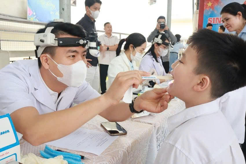 Các bác sĩ thăm khám cho học sinh Trường tiểu học Bình Minh.