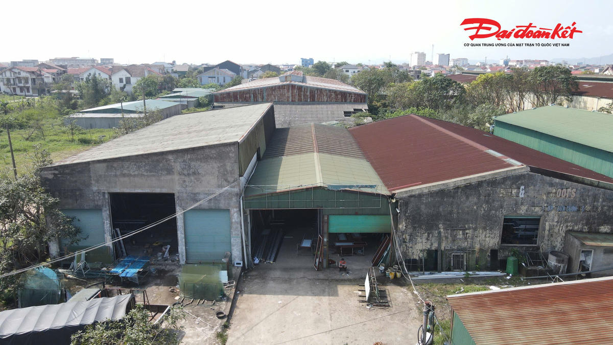 Năm 2013, UBND tỉnh Hà Tĩnh ban hành Quyết định số 3774/QĐ-UBND ngày 27/11/2013 về việc phê duyệt quy hoạch phát triển CCN tỉnh Hà Tĩnh đến năm 2020, tầm nhìn đến năm 2025. Theo đó, UBND tỉnh đưa CCN Bắc Thạch Quý ra khỏi quy hoạch phát triển CCN trên địa bàn tỉnh trong giai đoạn 2016 - 2020.
Mặc dù CCN Bắc Thạch Quý đã “lọt lưới” quy hoạch nhưng 13 năm qua, các doanh nghiệp vẫn hoạt động xen kẻ với khu dân cư Hậu Thượng, phường Thành Sen.