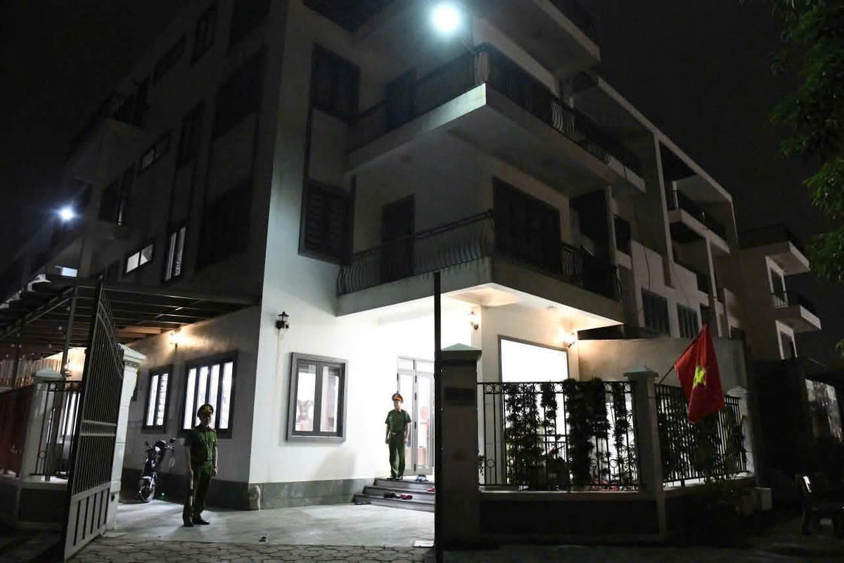 Khám xét nơi ở của đối tượng Lưu Văn Cường (thời điểm thực hiện hành vi phạm tội là cán bộ địa chính xã Ngọc Thanh, nay là lao động tự do). Ảnh: CACC.