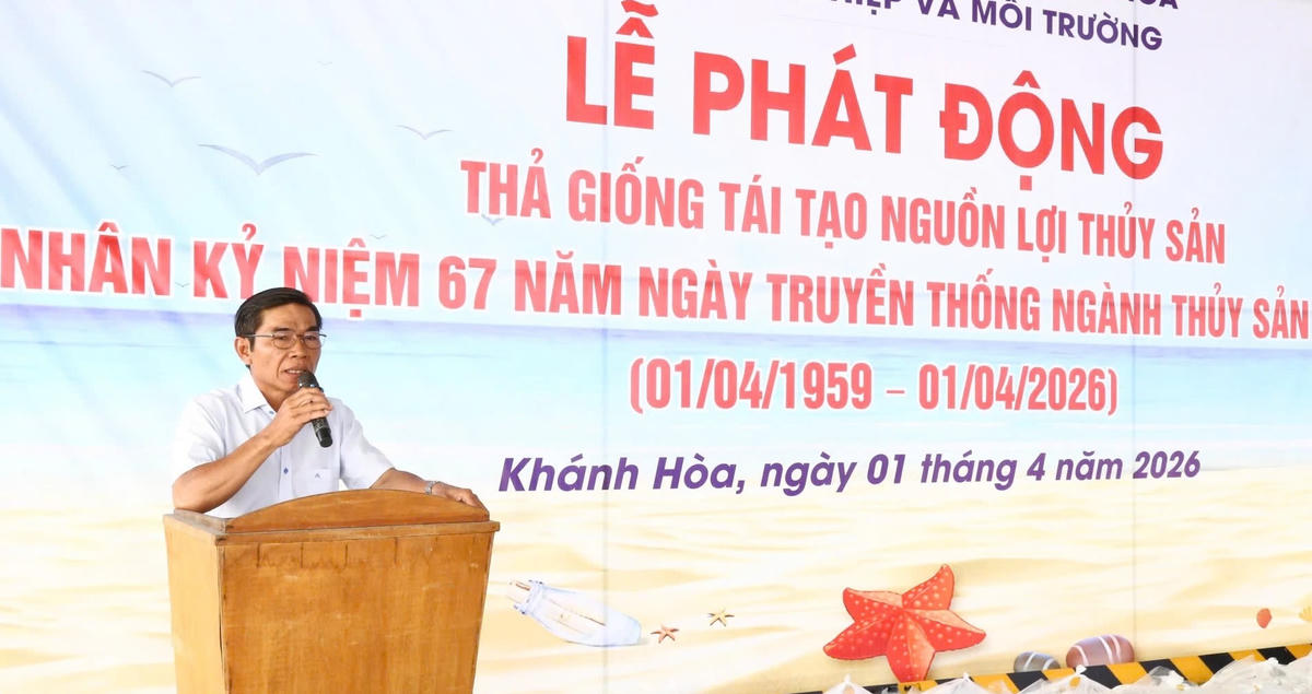Ông Nguyễn Trọng Chánh, Phó Giám đốc Sở Nông nghiệp và Môi trường tỉnh Khánh Hòa phát động thả giống tái tạo nguồn lợi thủy sản năm 2026.
