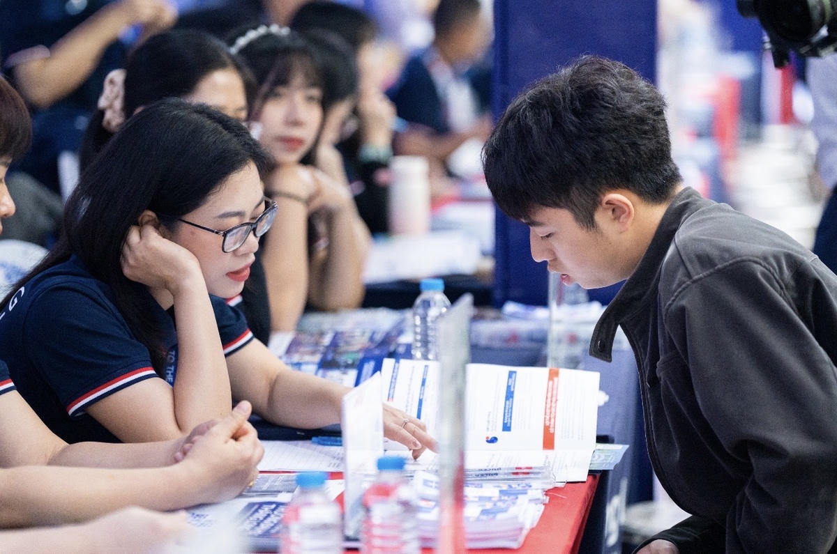 Thí sinh tìm hiểu thông tin tuyển sinh của trường đại học.