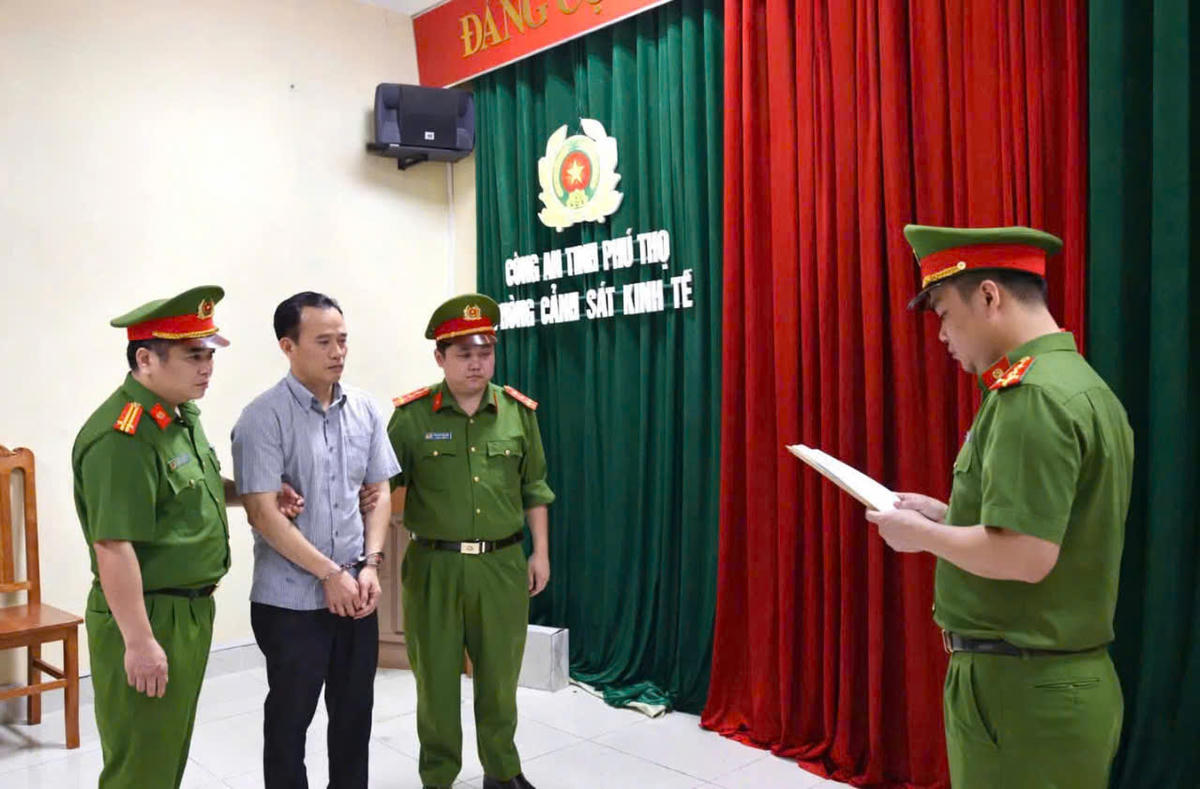 Cơ quan CSĐT thi hành lệnh khởi tố, lệnh bắt tạm giam Nguyễn Lâm Tới (thời điểm thực hiện hành vi phạm tội là Hạt trưởng Hạt kiểm lâm thành phố Phúc Yên, nay là Hạt trưởng Hạt kiểm lâm Lập Thạch). Ảnh: CACC.