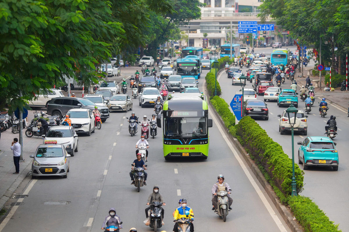 Xe buýt điện hoạt động tại Hà Nội.