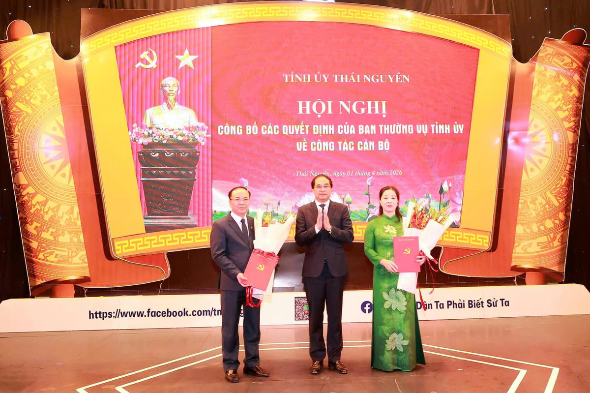 Bí thư Tỉnh ủy Thái Nguyên Trịnh Xuân Trường trao quyết định, tặng hoa cho bà Nguyễn Thị Vũ Anh và ông Đỗ Xuân Hòa. Ảnh: Nguyễn Toán.