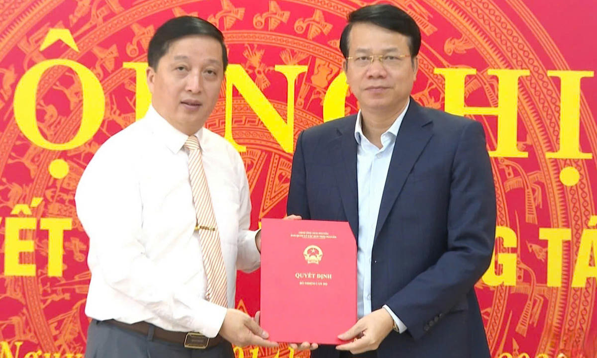 Ông Nguyễn Thế Hoàn (áo trắng) nhận quyết định Trưởng Ban quản lý các KCN tỉnh Thái Nguyên. Ảnh: Nguyễn Toán.