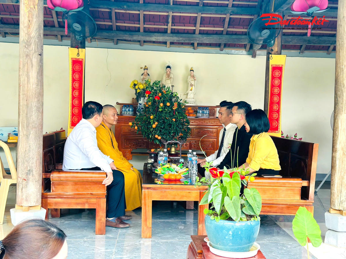 Đại diện Hoàng Gia Phát Group và các đơn vị làm việc với chùa Đức Sơn về việc nhận đỡ đầu 4 trẻ mồ côi đang được nuôi dưỡng tại đây. Ảnh: MrD