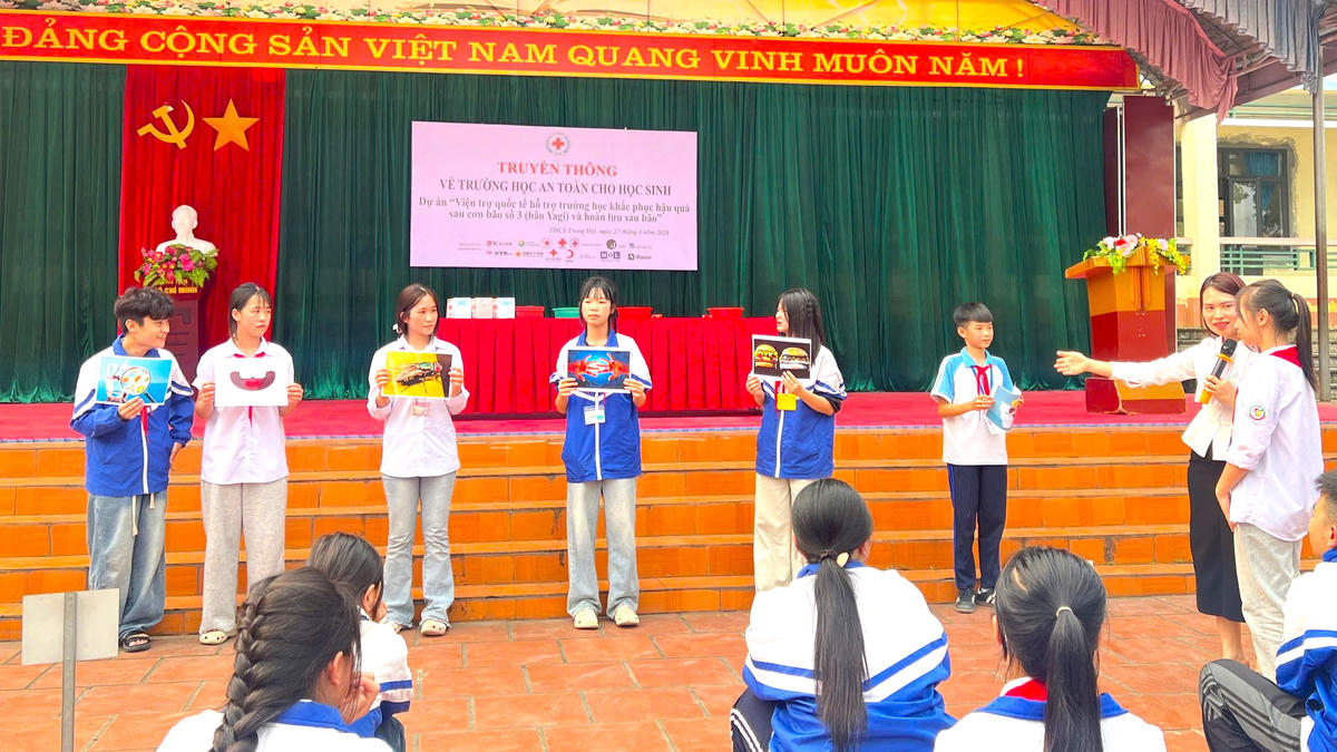 Chương trình mang chủ đề "Trường học an toàn". Ảnh: Minh Lý.