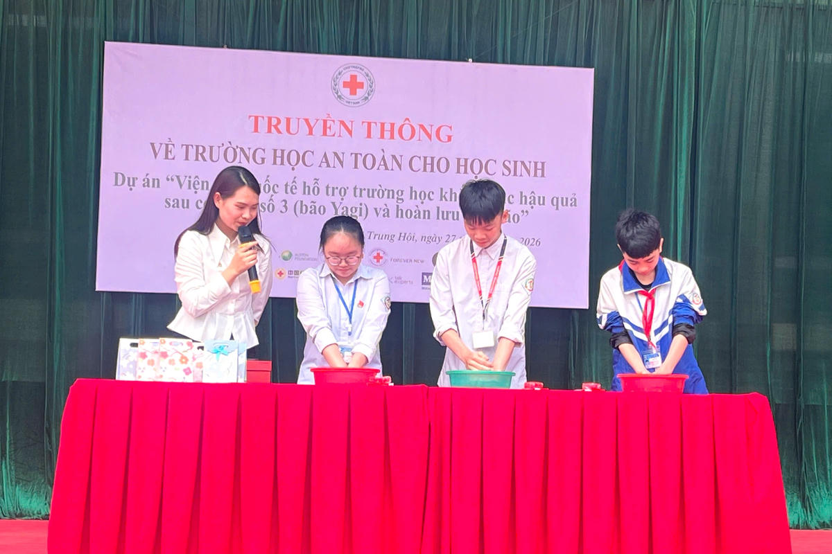 Hướng dẫn kỹ năng cho các em học sinh. Ảnh: Minh Lý