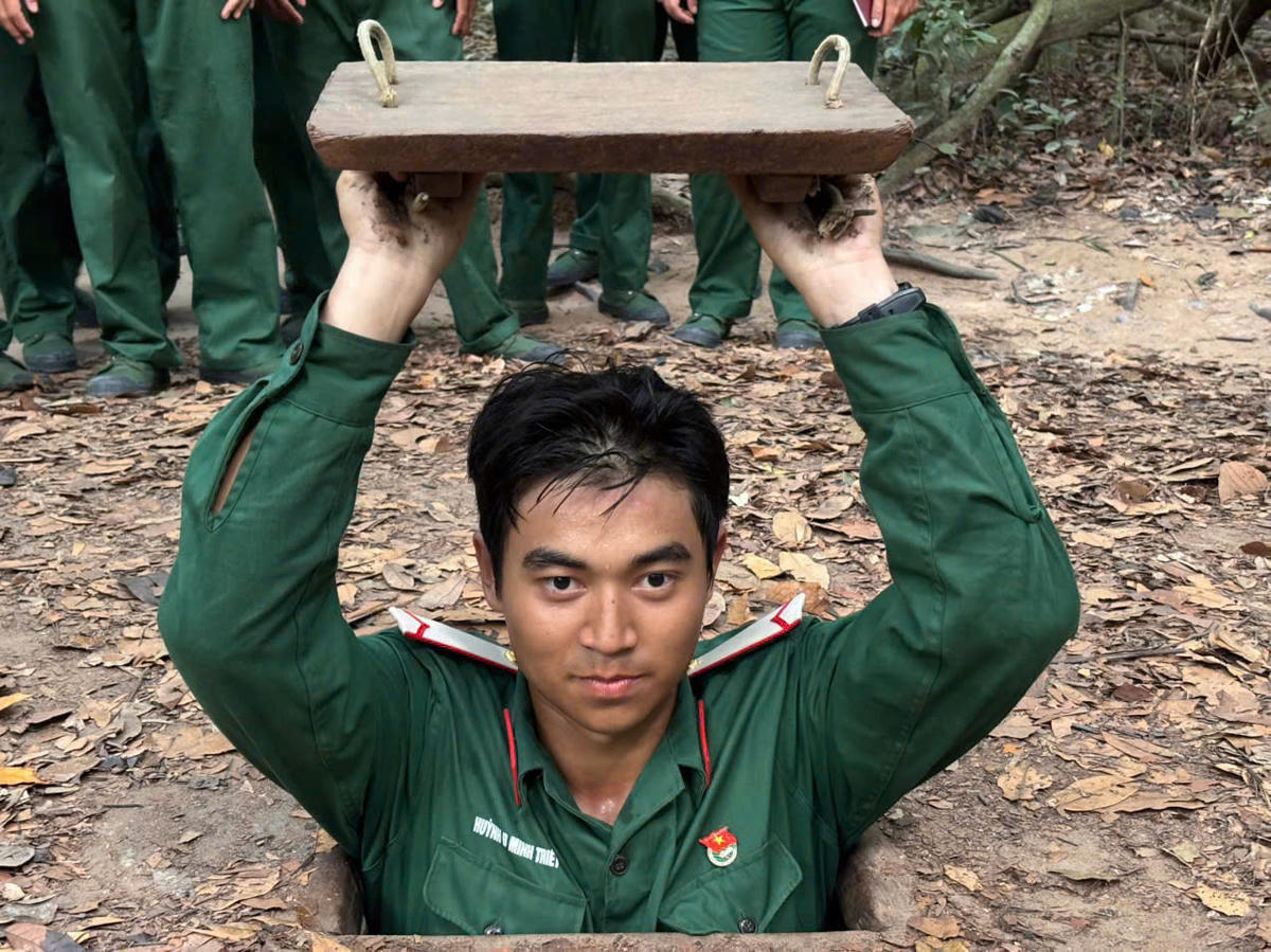 Các chiến sĩ mới tham quan hệ thống địa đạo Củ Chi. Ảnh: Hùng Nguyễn.