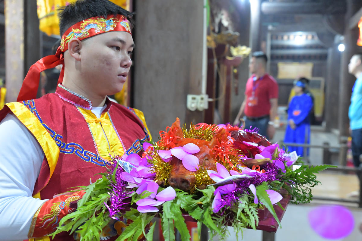 Dâng lễ Tam Sinh là nghi thức đặc biệt trong lễ hội làng gốm Bát Tràng. Ba gia súc được chọn là trâu, dê, lợn làm đồ cúng tế. 

