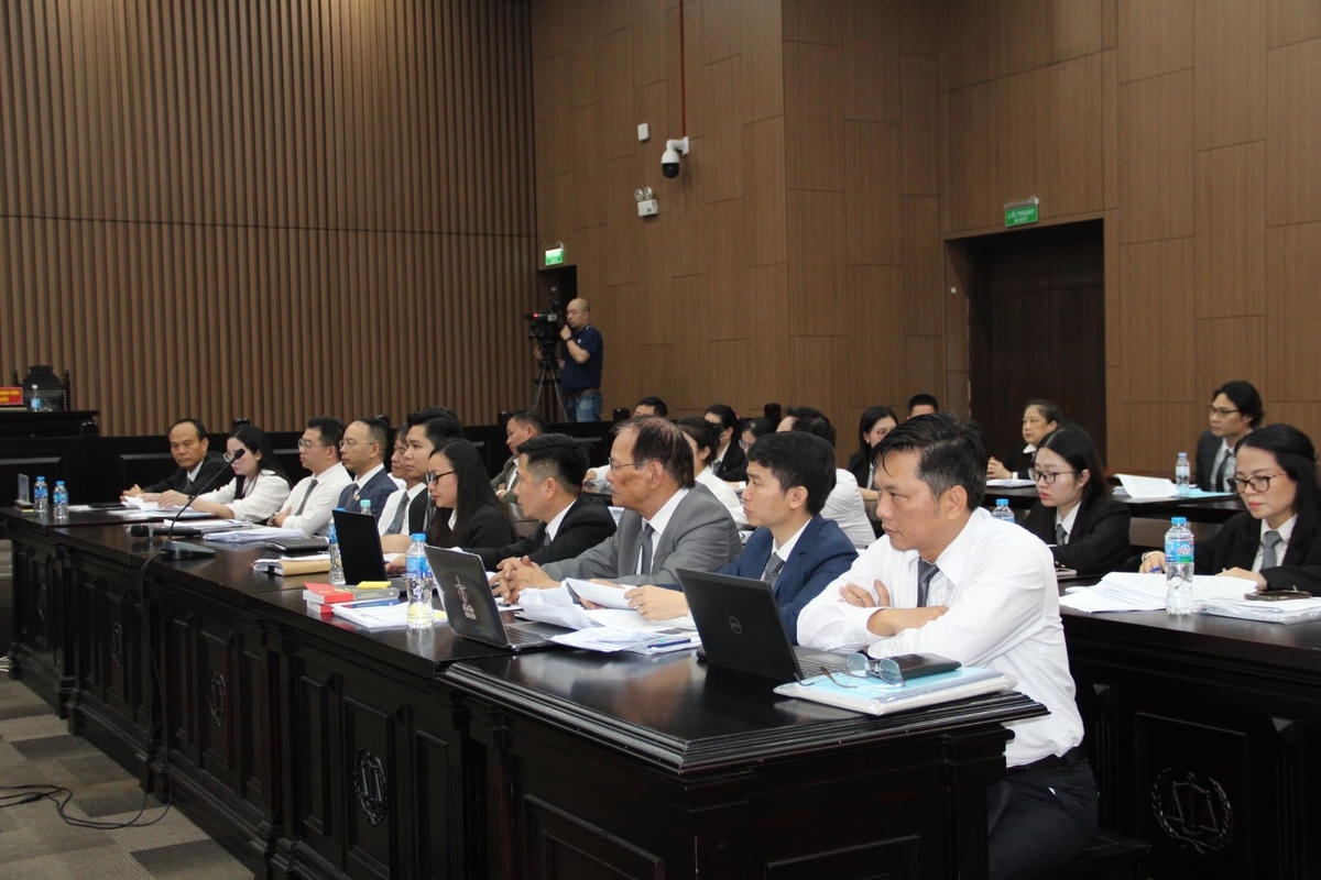 Các luật sư tham gia bào chữa tại phiên tòa.