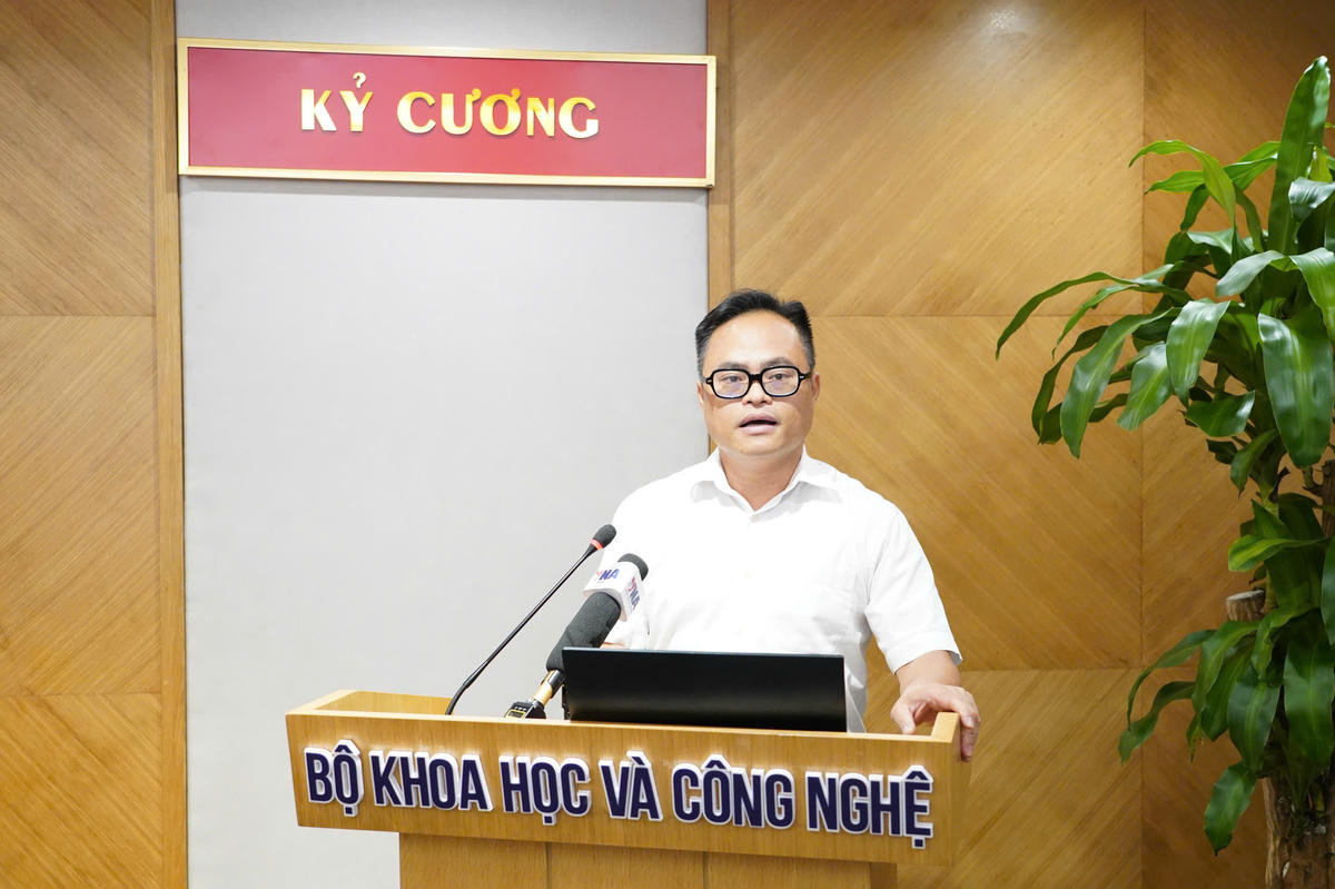 Ông Thái Hữu Lý, Trưởng phòng Phát triển Dịch vụ Trung tâm Internet Việt Nam (VNNIC) phát biểu tại Họp báo.