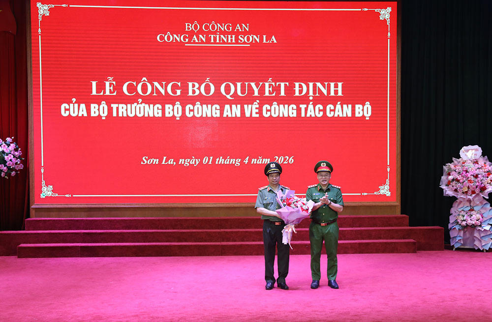 Thứ trưởng Bộ Công an Nguyễn Văn Long tặng hoa chúc mừng Thiếu tướng Đặng Trọng Cường nhận nhiệm vụ mới tại Văn phòng Bộ Công an. Ảnh: CT-TH.