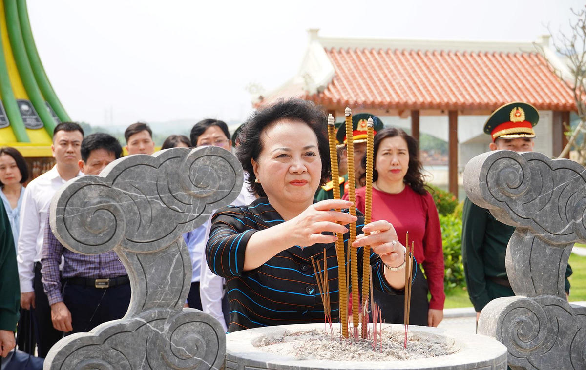 Phó Thủ tướng Chính phủ Phạm Thị Thanh Trà dâng hương tại đài tưởng niệm 16 Thanh niên xung phong, bến phà II Long Đại. Ảnh: Trường Nhật