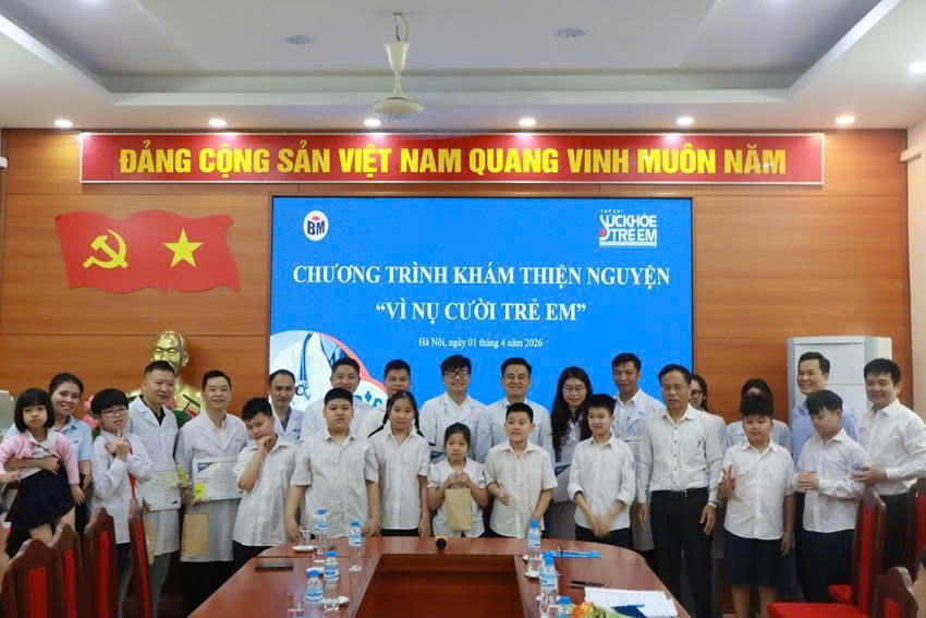 Đội ngũ bác sĩ, cán bộ y tế đồng hành cùng chương trình khám bệnh thiện nguyện “Vì nụ cười trẻ em” tại Trường tiểu học Bình Minh.