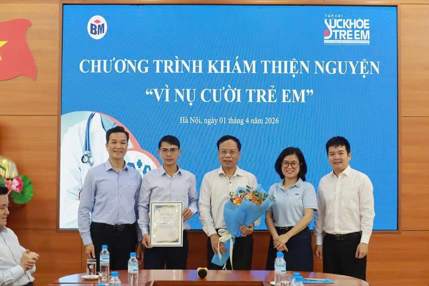 Hiệu trưởng Trường tiểu học Bình Minh Phạm Văn Hoan (ngoài cùng bên trái) trào phần quà, kỷ niệm chương cho lãnh đạoTạp chí Sức khỏe Trẻ em.