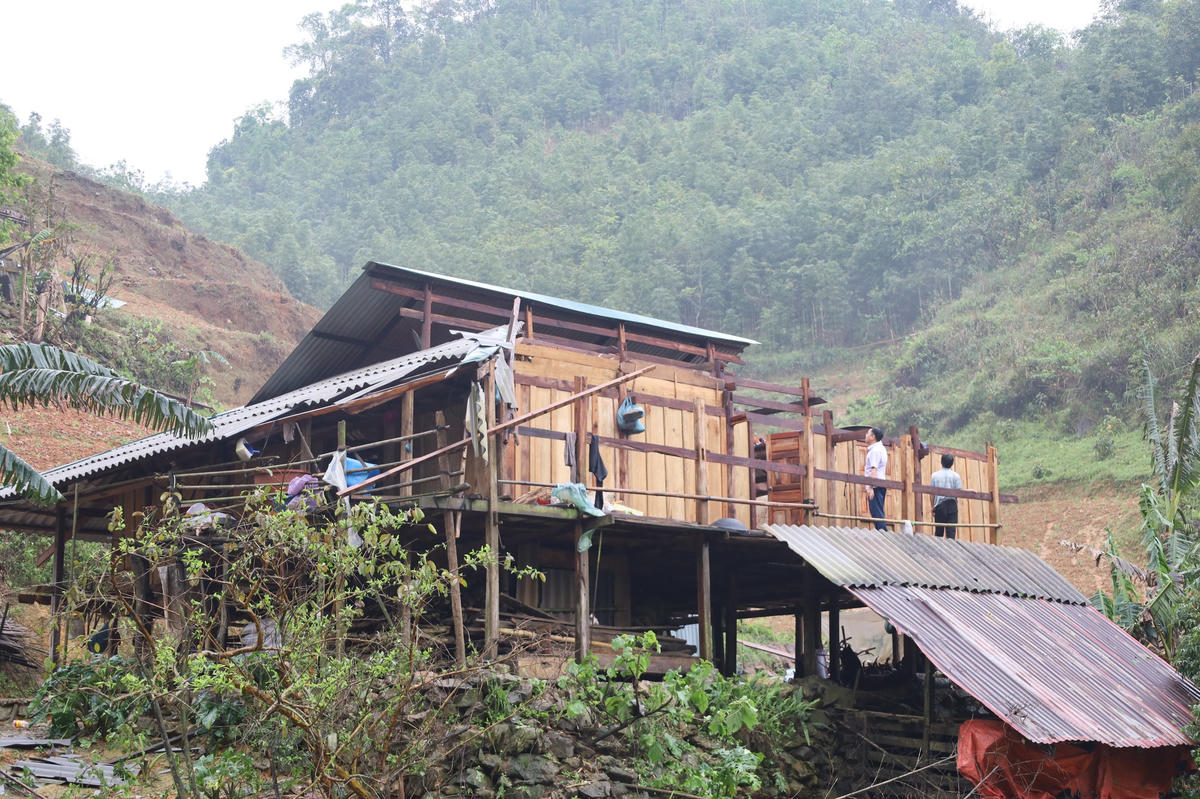 Nhà một hộ dân tại xã Trường Hà bị tốc mái chiều 31/3. Ảnh: Truyền thông xã Trường Hà.