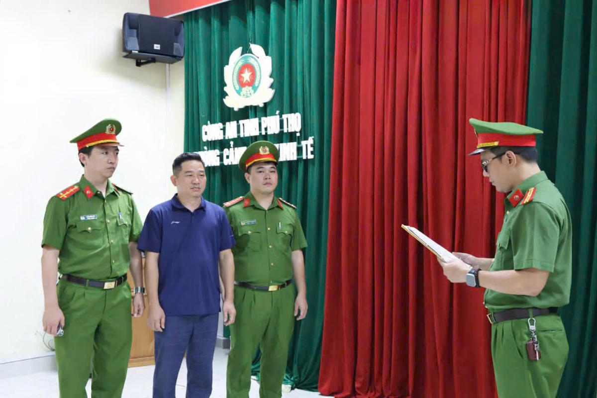 Cơ quan CSĐT đọc lệnh khởi tố, lệnh bắt tạm giam Lưu Văn Cường. Ảnh: CACC.