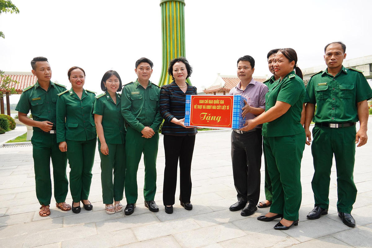 Phó Thủ tướng Chính phủ Phạm Thị Thanh Trà tặng quà cho Ban quản lý Di tích lịch sử quốc gia tưởng niệm 16 Thanh niên xung phong, bến phà II Long Đại. Ảnh: Trường Nhật