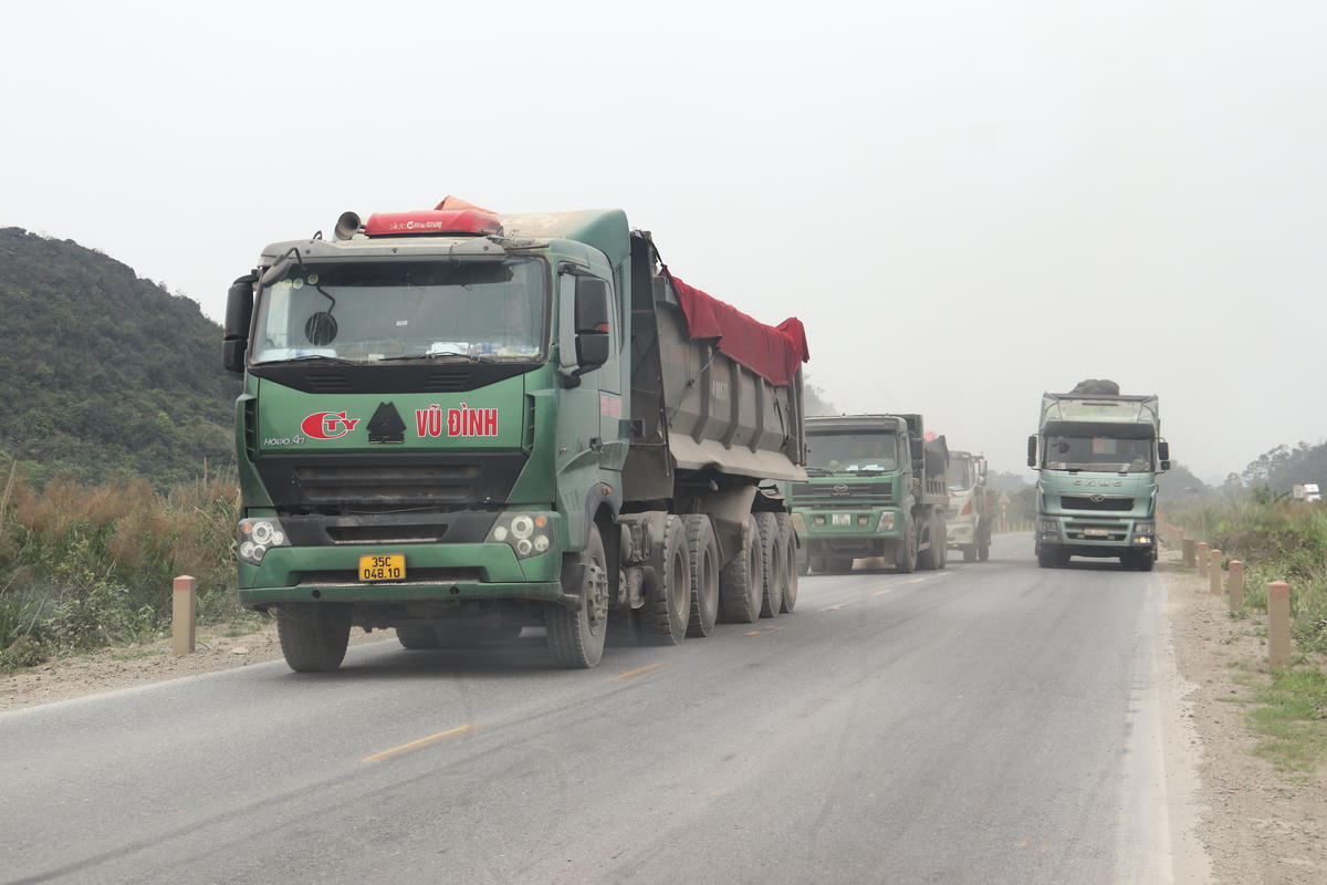 Đoàn xe tải di chuyển trên đường gom cao tốc Bắc - Nam, đoạn qua phường Yên Sơn. Ảnh: Đình Minh