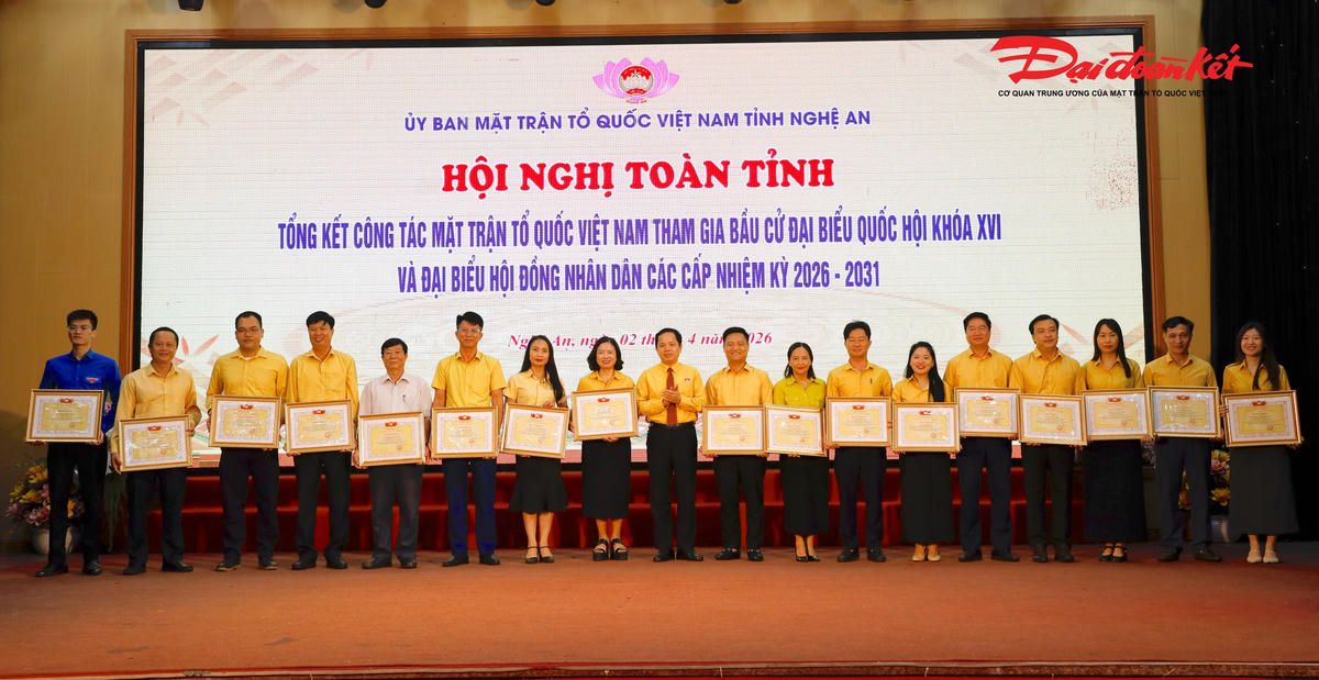 Lãnh đạo Ủy ban MTTQ Việt Nam tỉnh trao tặng Bằng khen cho các cá nhân có thành tích xuất sắc trong công tác bầu cử. Ảnh: ĐB