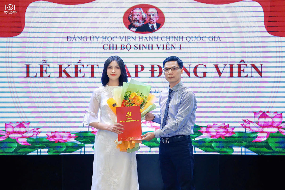 Lê Thị Hảo trong Lễ kết nạp Đảng tại trường