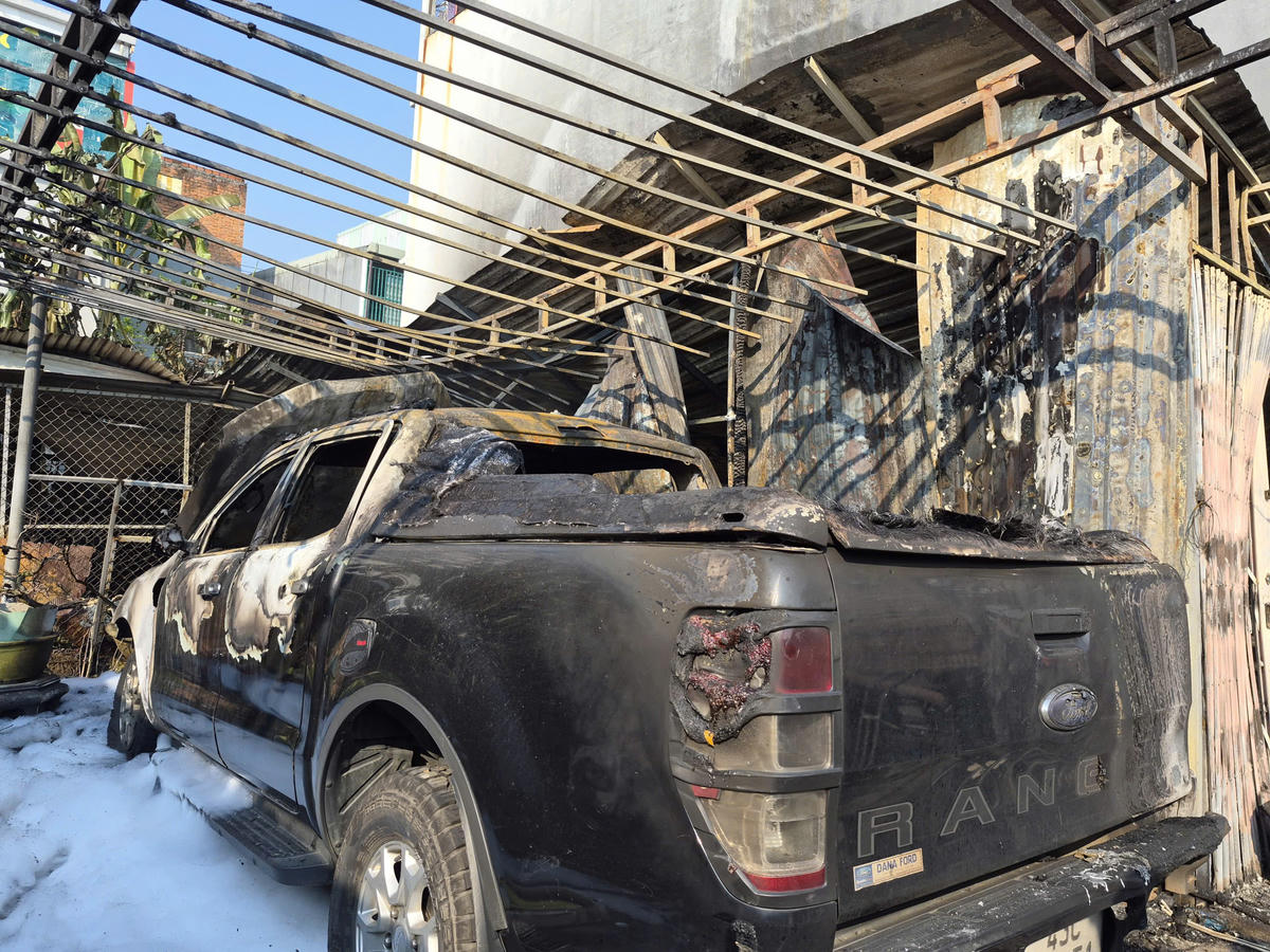 Xe ô tô bán tải hư hỏng nặng. Ảnh: Nguyễn Tú.