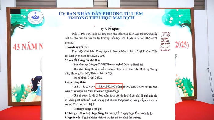 Tại Trường Tiểu học Mai Dịch (phường Từ Liêm, Hà Nội), Công ty TNHH thương mại và dịch vụ Ban Mai được chỉ định thực hiện gói thầu với giá hơn 12,8 tỷ đồng. 
