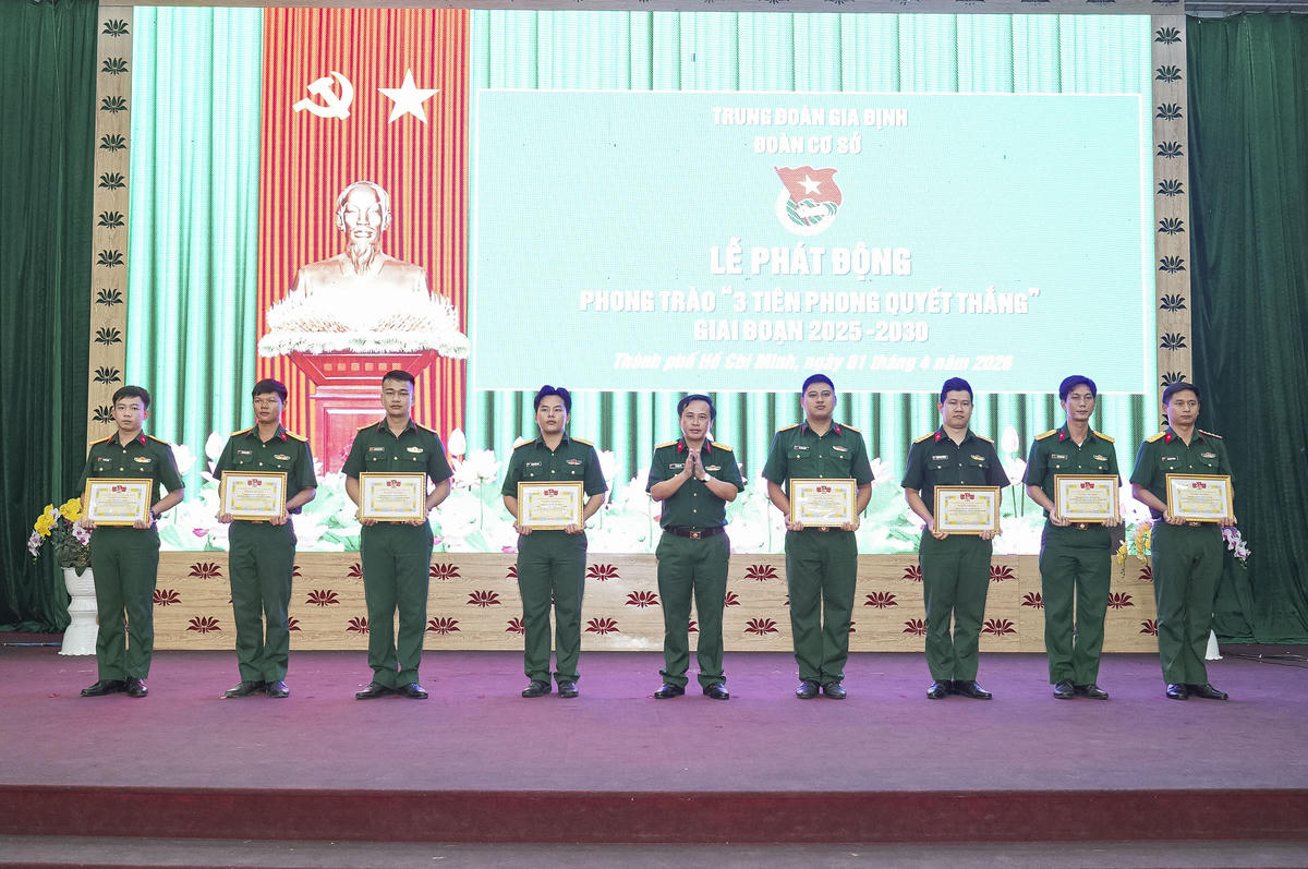 Thượng tá Đỗ Quốc Bảo, Phó Chủ nhiệm Chính trị Bộ Tư lệnh TP Hồ Chí Minh&nbsp;trao thưởng cho các cá nhân có thành tích xuất sắc trong thực hiện phong trào thi đua. Ảnh: Nguyên Phú.