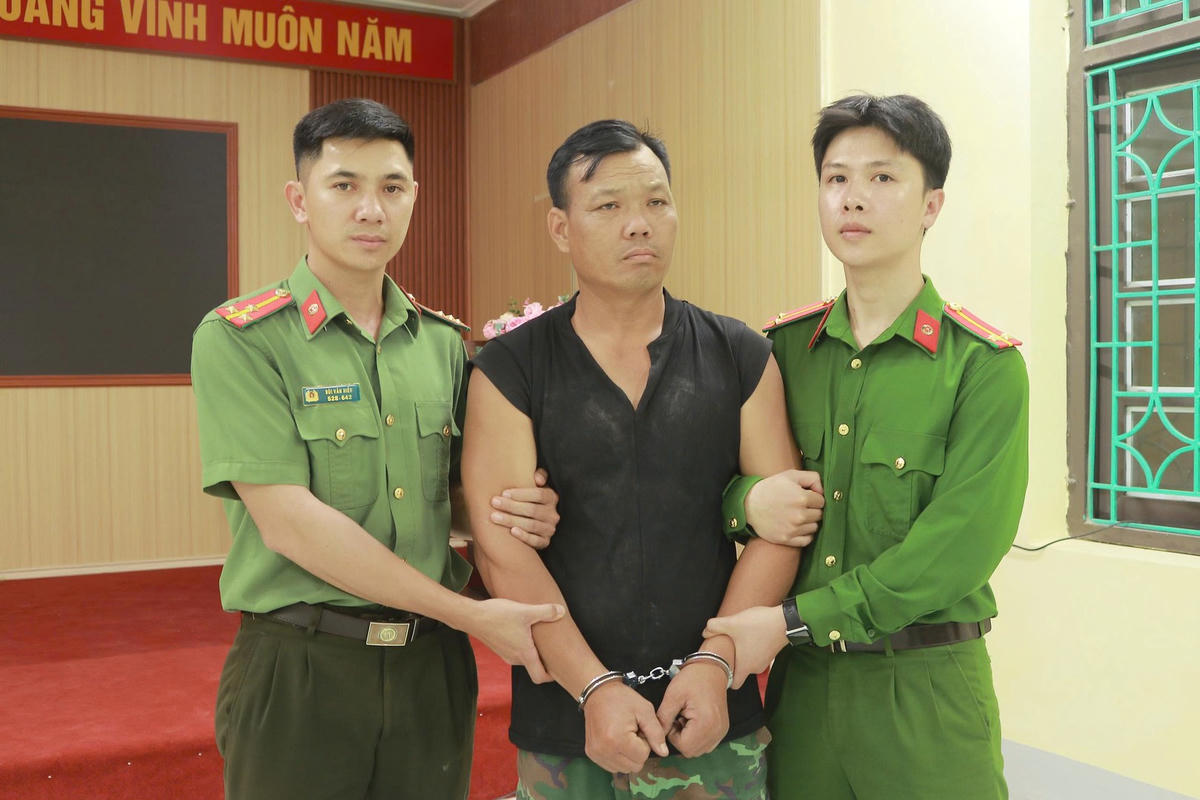 Đối tượng Phạm Văn Lộc (áo đen ở giữa) tại cơ quan công an.