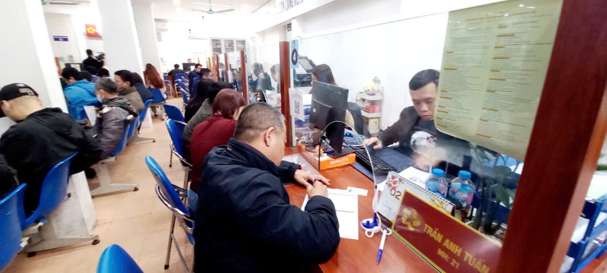 Người lao động làm thủ tục hưởng trợ cấp thất nghiệp tại Hà Nội. Ảnh: TL