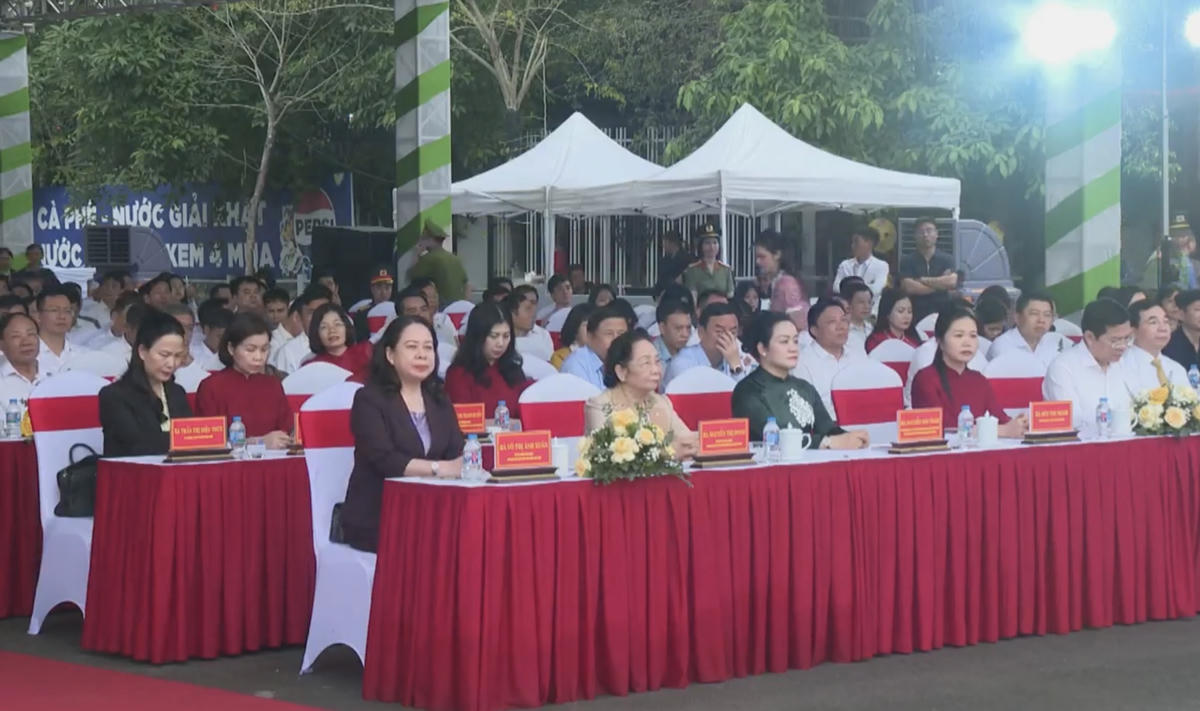 Phó Chủ tịch nước Võ Thị Ánh Xuân cùng các đại biểu tham dự lễ hội Tây Thiên. Ảnh: TD.